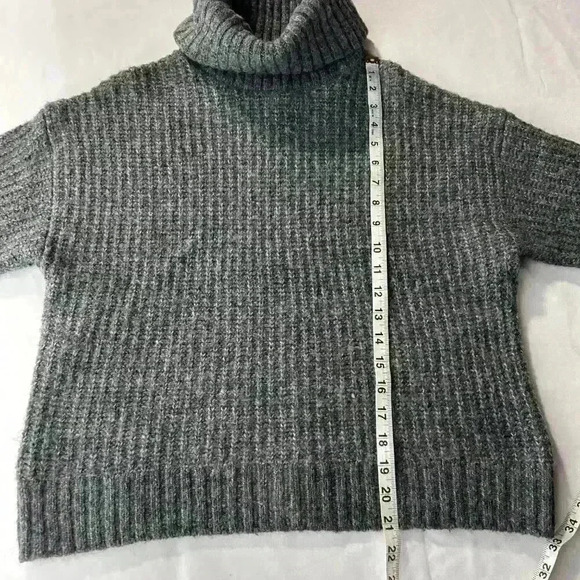 Old Navy Women's Turtleneck Sweater Small Gray Ribbed Wool Blend‎ Minimalist - Picture 5 of 8
